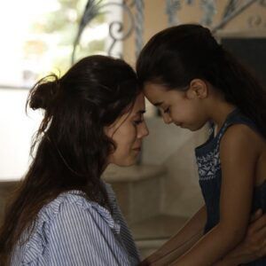 Zeynep ao lado de Turna após a visita das irmãs