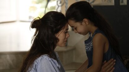 Zeynep ao lado de Turna após a visita das irmãs