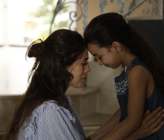 Zeynep ao lado de Turna após a visita das irmãs