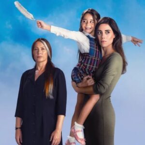 Zeynep abraça Melek em cena emocionante da nova novela turca “Mãe”, da Record TV.