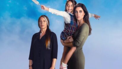 Zeynep abraça Melek em cena emocionante da nova novela turca “Mãe”, da Record TV.