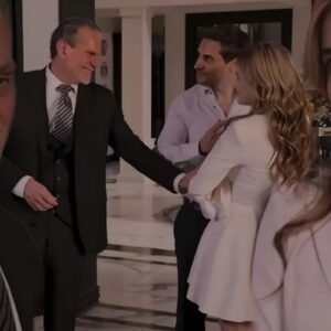 Mar, Juan e Luiz emocionados na mansão Portila no último capítulo de As Filhas da Senhora Garcia.