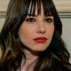 Nazli inaugura seu restaurante em cena de “Dolunay”, cercada de amigos e clientes.