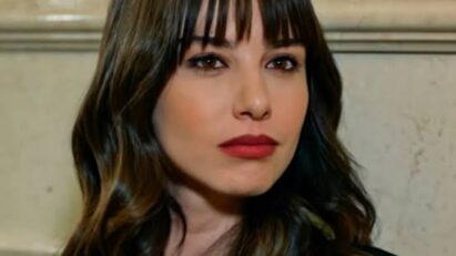 Nazli inaugura seu restaurante em cena de “Dolunay”, cercada de amigos e clientes.