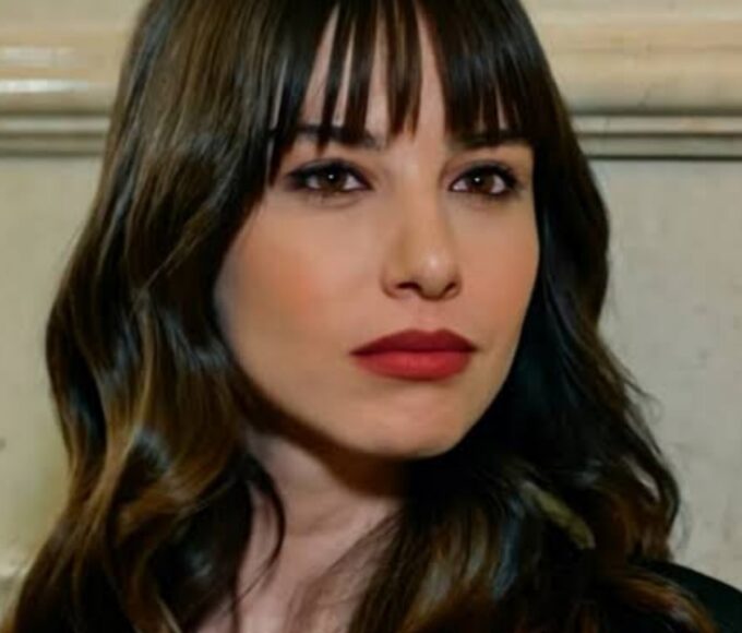 Nazli inaugura seu restaurante em cena de “Dolunay”, cercada de amigos e clientes.