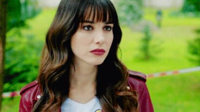 Nazli encara Demet em cena tensa de Dolunay na Globoplay.