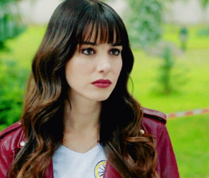 Nazli encara Demet em cena tensa de Dolunay na Globoplay.