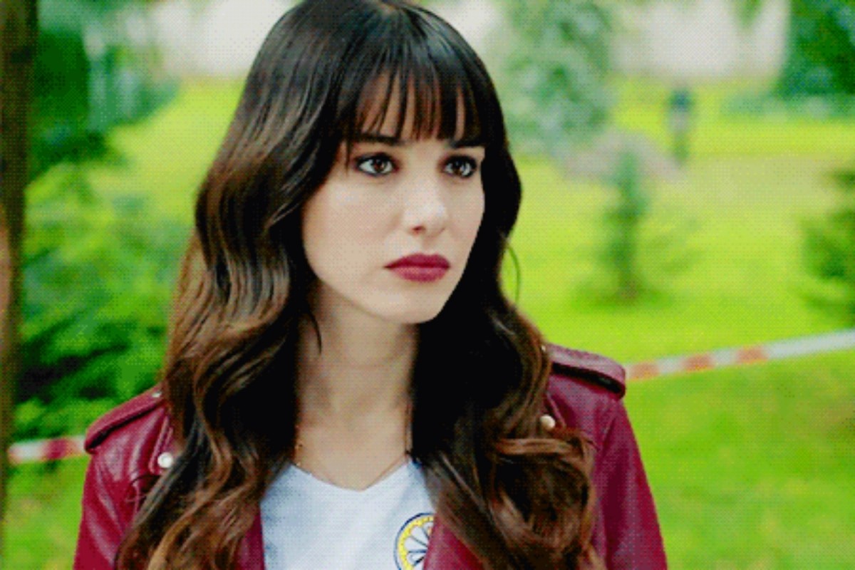 Nazli encara Demet em cena tensa de Dolunay na Globoplay.