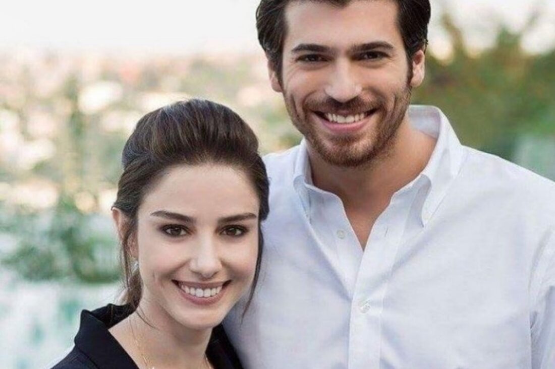 Nazli e Ferit em conversa séria, com Bulut ao fundo tentando aproximá-los.