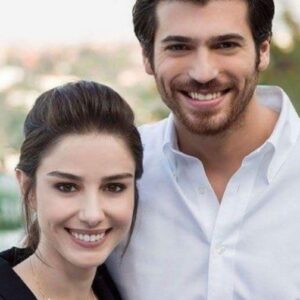 Nazli e Ferit em conversa séria, com Bulut ao fundo tentando aproximá-los.