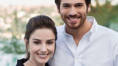 Nazli e Ferit em conversa séria, com Bulut ao fundo tentando aproximá-los.