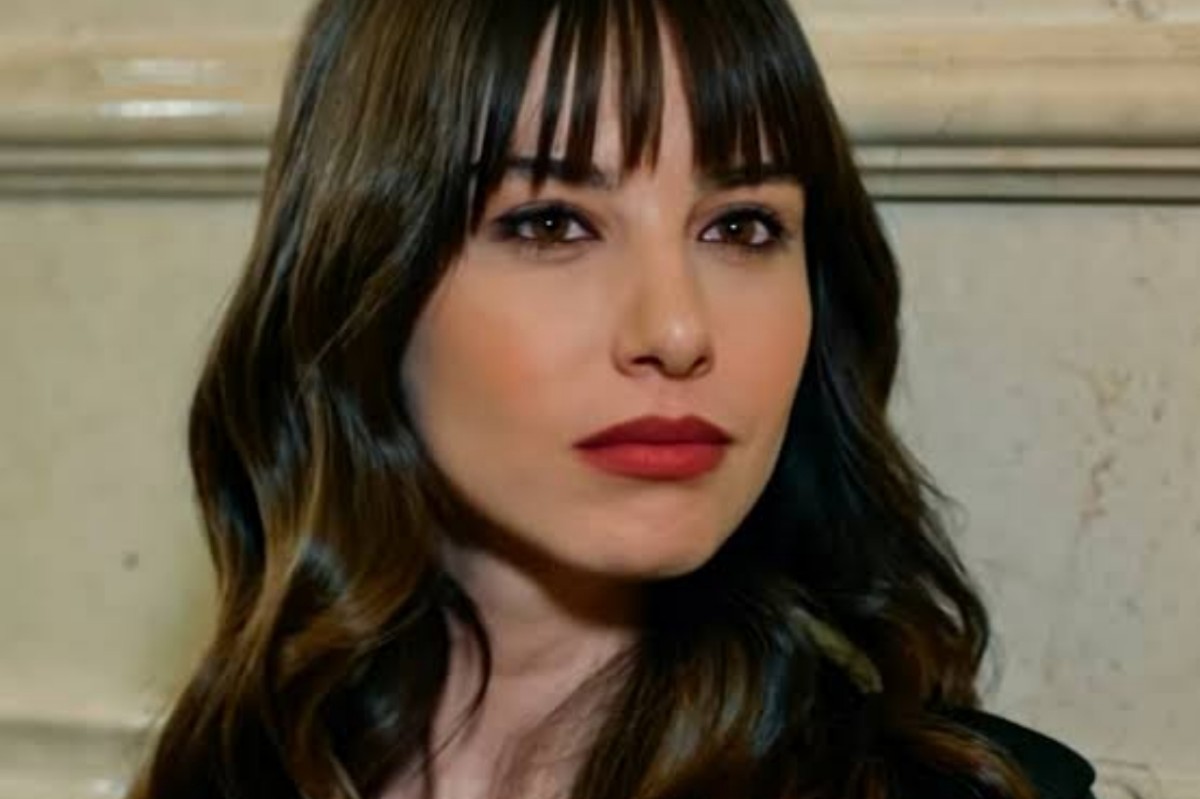 Nazli inaugura seu restaurante em cena de “Dolunay”, cercada de amigos e clientes.