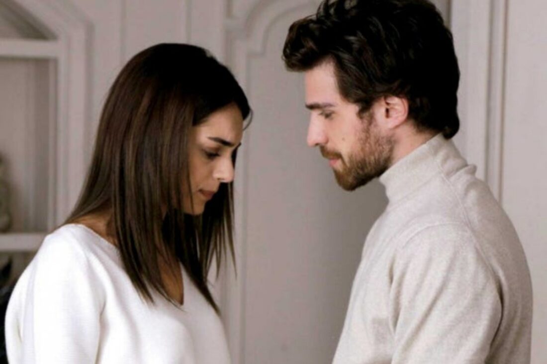 Cemre e Nedim em cena de tensão durante a fuga em Cruel Istambul, novela turca exibida na Band.