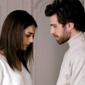 Cemre e Nedim em cena de tensão durante a fuga em Cruel Istambul, novela turca exibida na Band.