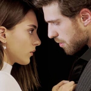 Cemre desabafa e tenta reconquistar o amor de Nedim em Cruel Istambul