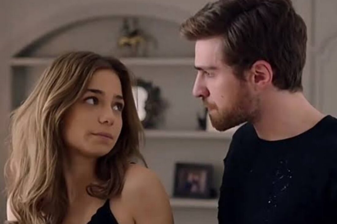 Nedim e Ceren de mãos dadas em cena tensa de Cruel Istambul.