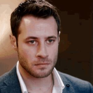 “Nedim emocionado ao comunicar a morte de Cenk em cena dramática da novela Cruel Istambul exibida pela Band.”