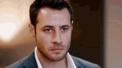 “Nedim emocionado ao comunicar a morte de Cenk em cena dramática da novela Cruel Istambul exibida pela Band.”