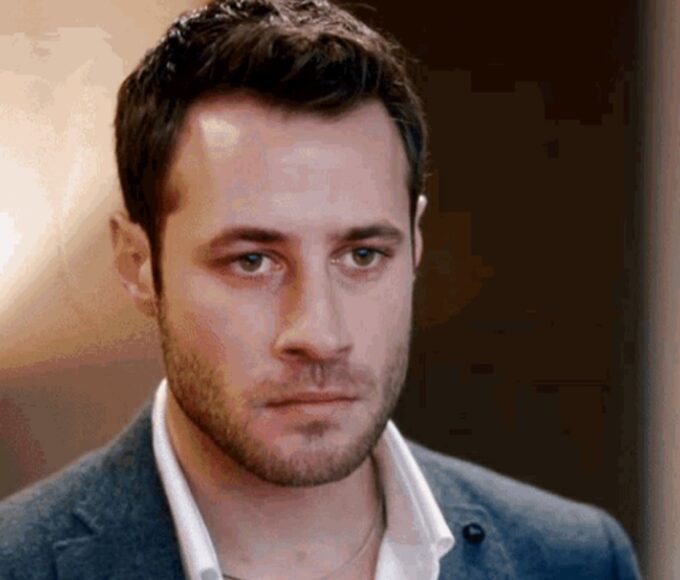 “Nedim emocionado ao comunicar a morte de Cenk em cena dramática da novela Cruel Istambul exibida pela Band.”