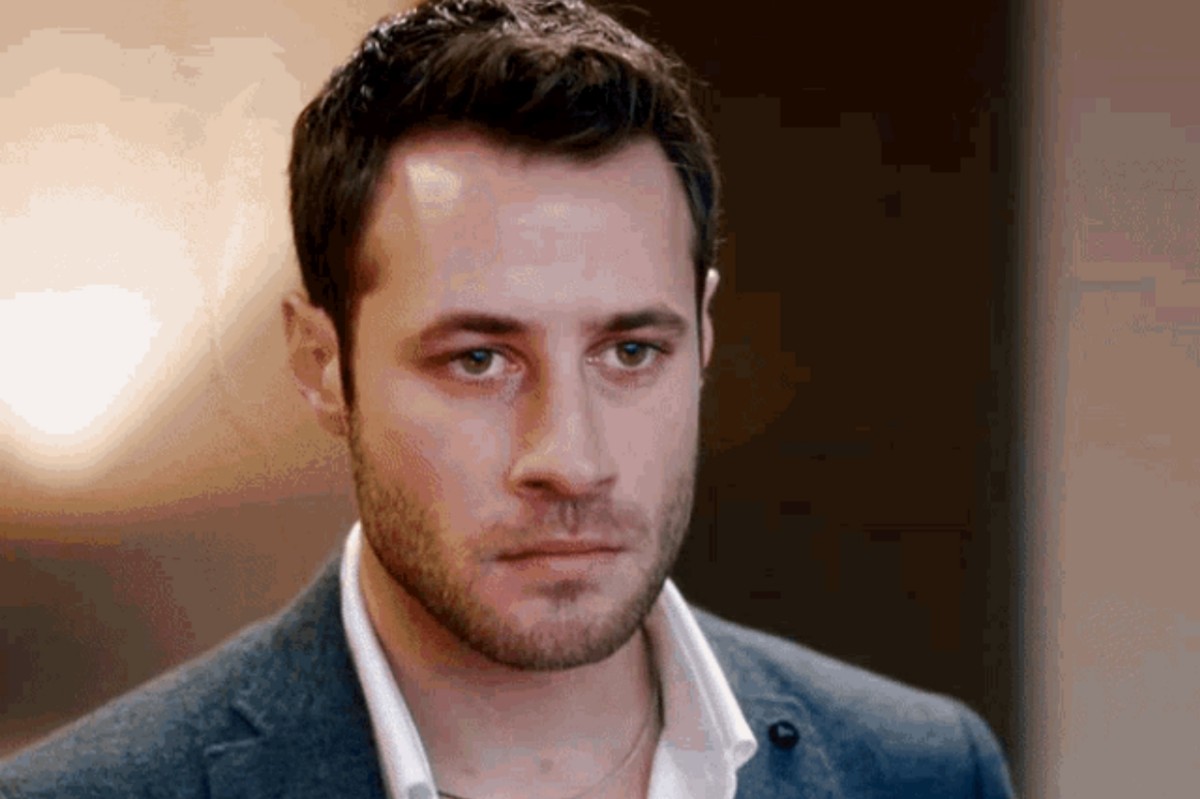 “Nedim emocionado ao comunicar a morte de Cenk em cena dramática da novela Cruel Istambul exibida pela Band.”