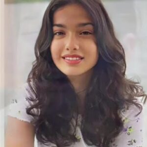 Retrato da atriz turca Kubra Süsun, conhecida por interpretar Nisan em “Força de Mulher”, com expressão doce e olhar marcante.