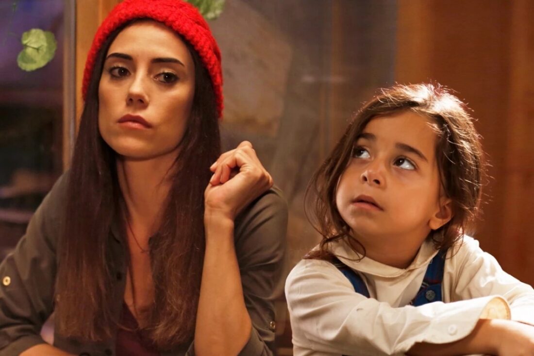 Cena de Mãe, novela turca da Record TV, mostrando a protagonista e a garotinha em momento de afeto e proteção.