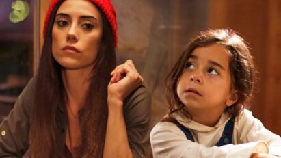 Cena de Mãe, novela turca da Record TV, mostrando a protagonista e a garotinha em momento de afeto e proteção.