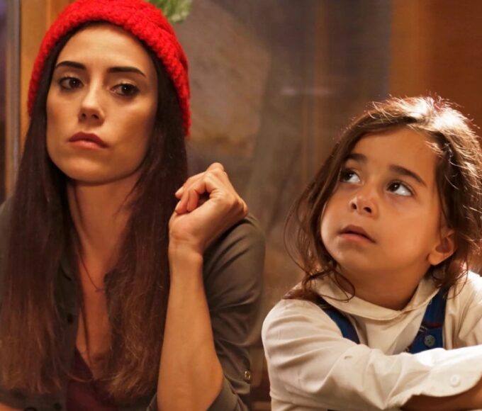 Cena de Mãe, novela turca da Record TV, mostrando a protagonista e a garotinha em momento de afeto e proteção.