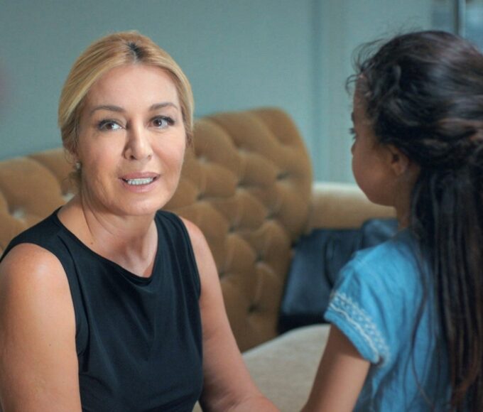 Zeynep revela para Cahide que é mãe de Turna em cena emocionante da novela Mãe, da Record