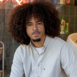 Ryan em cena tensa de Dona de Mim tentando deixar o crime