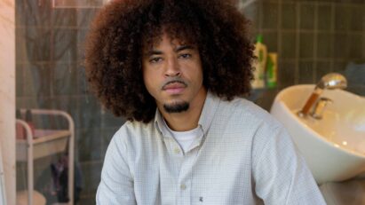 Ryan em cena tensa de Dona de Mim tentando deixar o crime