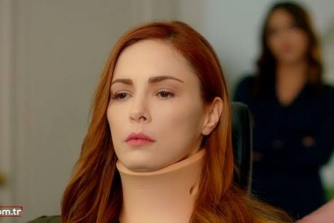 Seniz após acidente em Cruel Istambul, novela turca exibida pela Band