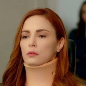 Seniz após acidente em Cruel Istambul, novela turca exibida pela Band