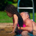 Jaques mergulha na piscina para salvar Sofia em cena tensa de Dona de Mim, novela das sete da Globo.