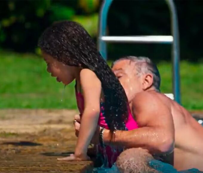 Jaques mergulha na piscina para salvar Sofia em cena tensa de Dona de Mim, novela das sete da Globo.