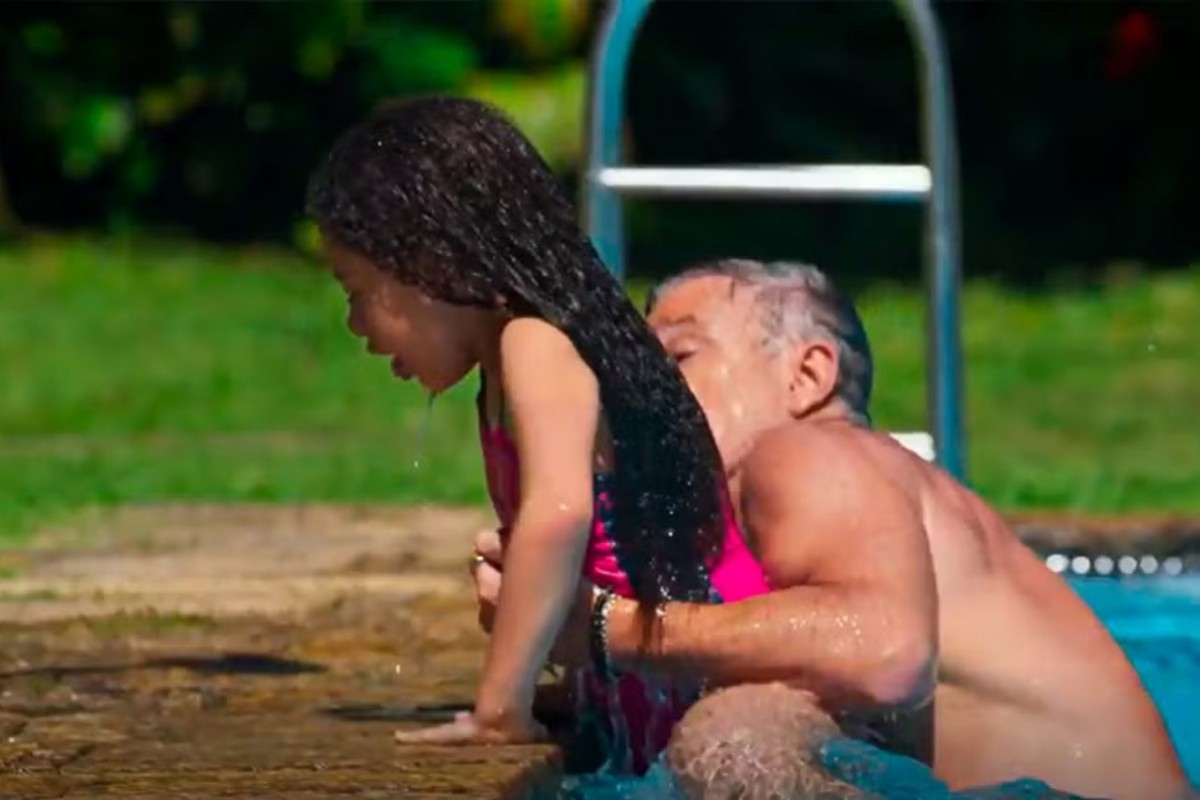 Jaques mergulha na piscina para salvar Sofia em cena tensa de Dona de Mim, novela das sete da Globo.