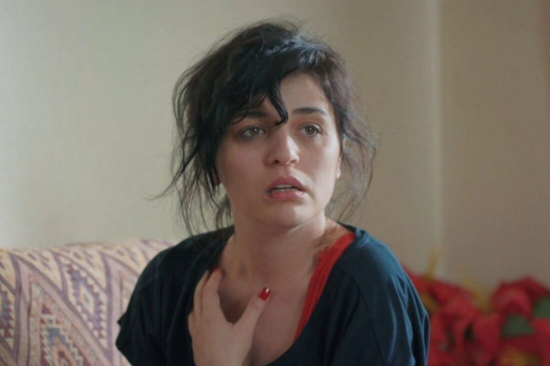 Şule entrega envelope com documentos importantes antes de ser presa na novela turca Mãe, exibida pela RECORD TV.