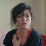 Şule entrega envelope com documentos importantes antes de ser presa na novela turca Mãe, exibida pela RECORD TV.