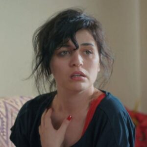 Şule entrega envelope com documentos importantes antes de ser presa na novela turca Mãe, exibida pela RECORD TV.