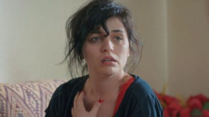 Şule entrega envelope com documentos importantes antes de ser presa na novela turca Mãe, exibida pela RECORD TV.