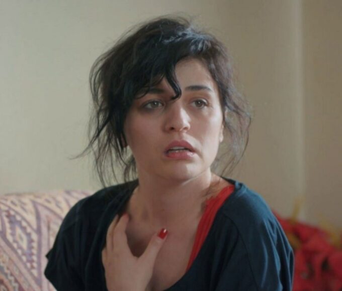 Şule entrega envelope com documentos importantes antes de ser presa na novela turca Mãe, exibida pela RECORD TV.