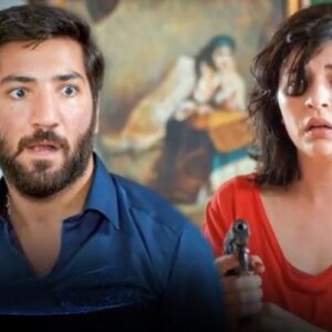 “Şule aponta a arma para Cengiz durante confronto decisivo em Mãe, novela da Record.”