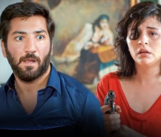 “Şule aponta a arma para Cengiz durante confronto decisivo em Mãe, novela da Record.”