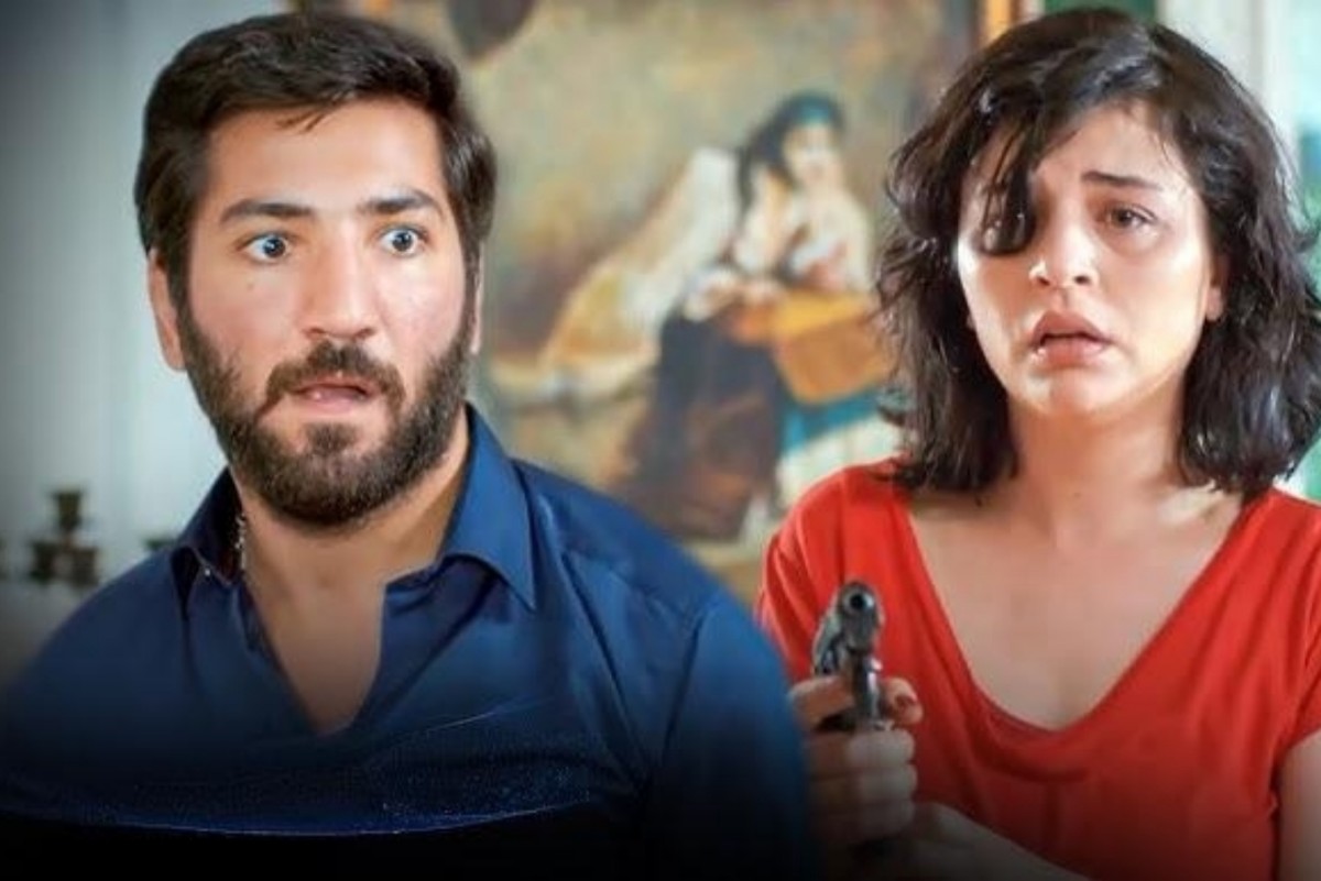 “Şule aponta a arma para Cengiz durante confronto decisivo em Mãe, novela da Record.”