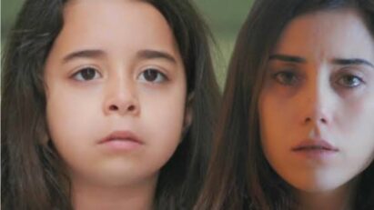 Zeynep e Gönül procuram por Turna nas ruas em cena dramática da novela Mãe (Crédito: Record)