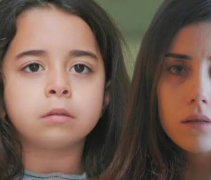 Zeynep e Gönül procuram por Turna nas ruas em cena dramática da novela Mãe (Crédito: Record)