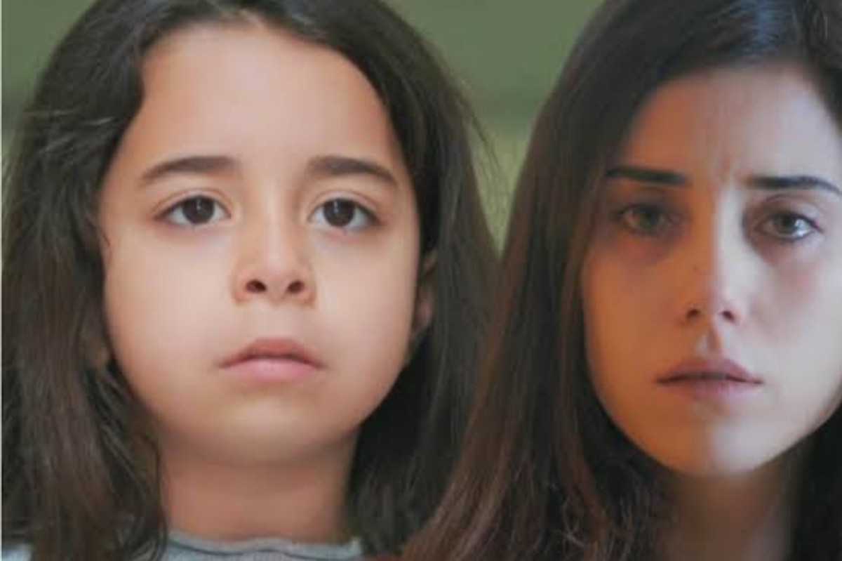 Zeynep e Gönül procuram por Turna nas ruas em cena dramática da novela Mãe (Crédito: Record)