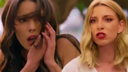 Camila furiosa encostando Valéria no corredor do prédio — cena de confronto em As Filhas da Senhora Garcia.