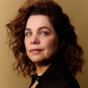 Isabel Teixeira caracterizada como vilã Alt text: Isabel Teixeira caracterizada como a vilã da novela Quem Ama Cuida, de Walcyr Carrasco.