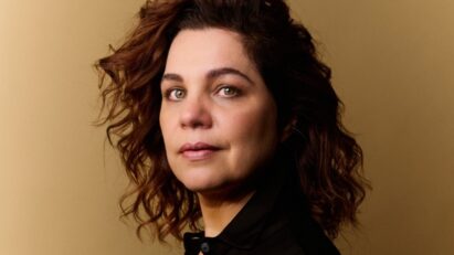 Isabel Teixeira caracterizada como vilã Alt text: Isabel Teixeira caracterizada como a vilã da novela Quem Ama Cuida, de Walcyr Carrasco.